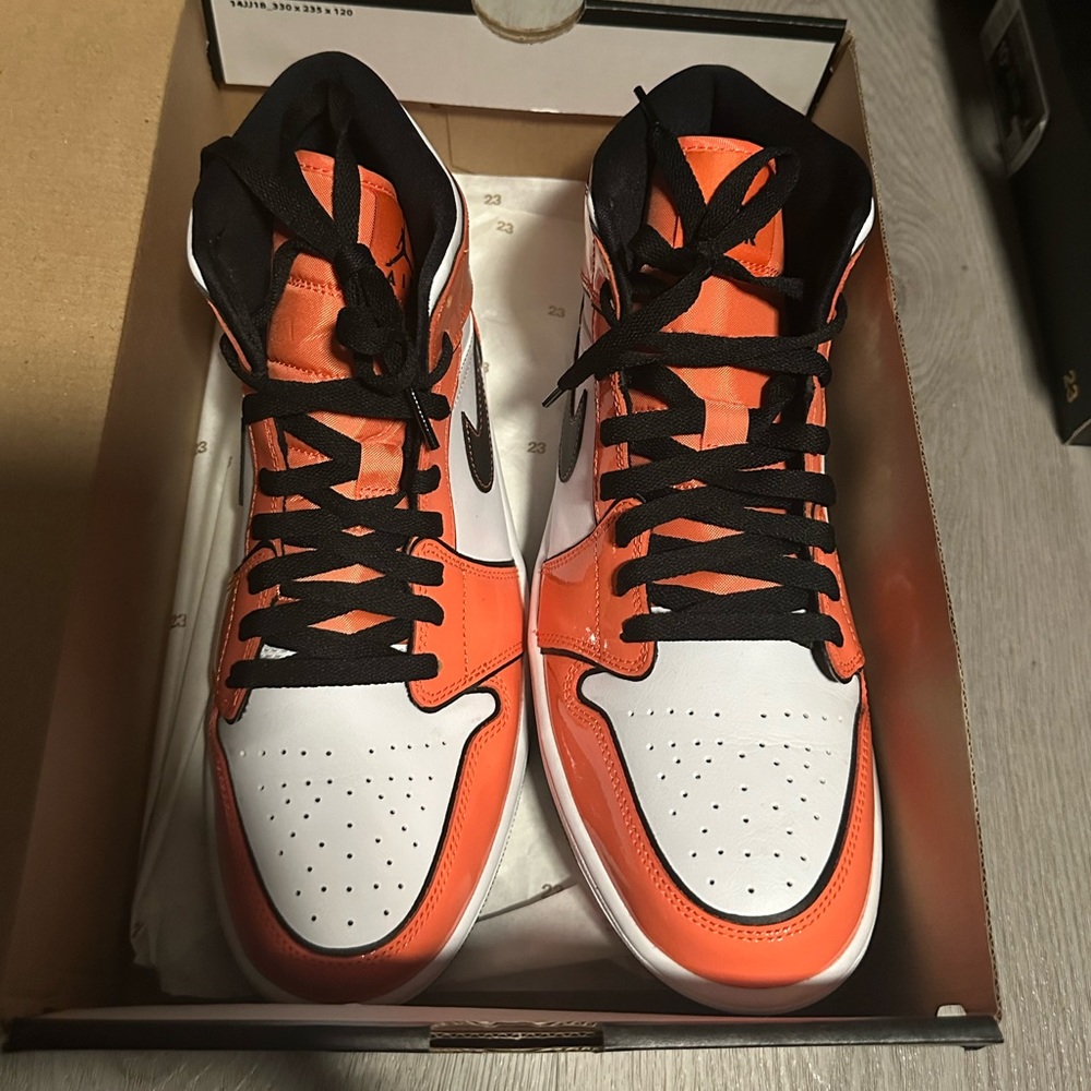 Jordan 1 Mid SE
Turf Orange 10.5 USED